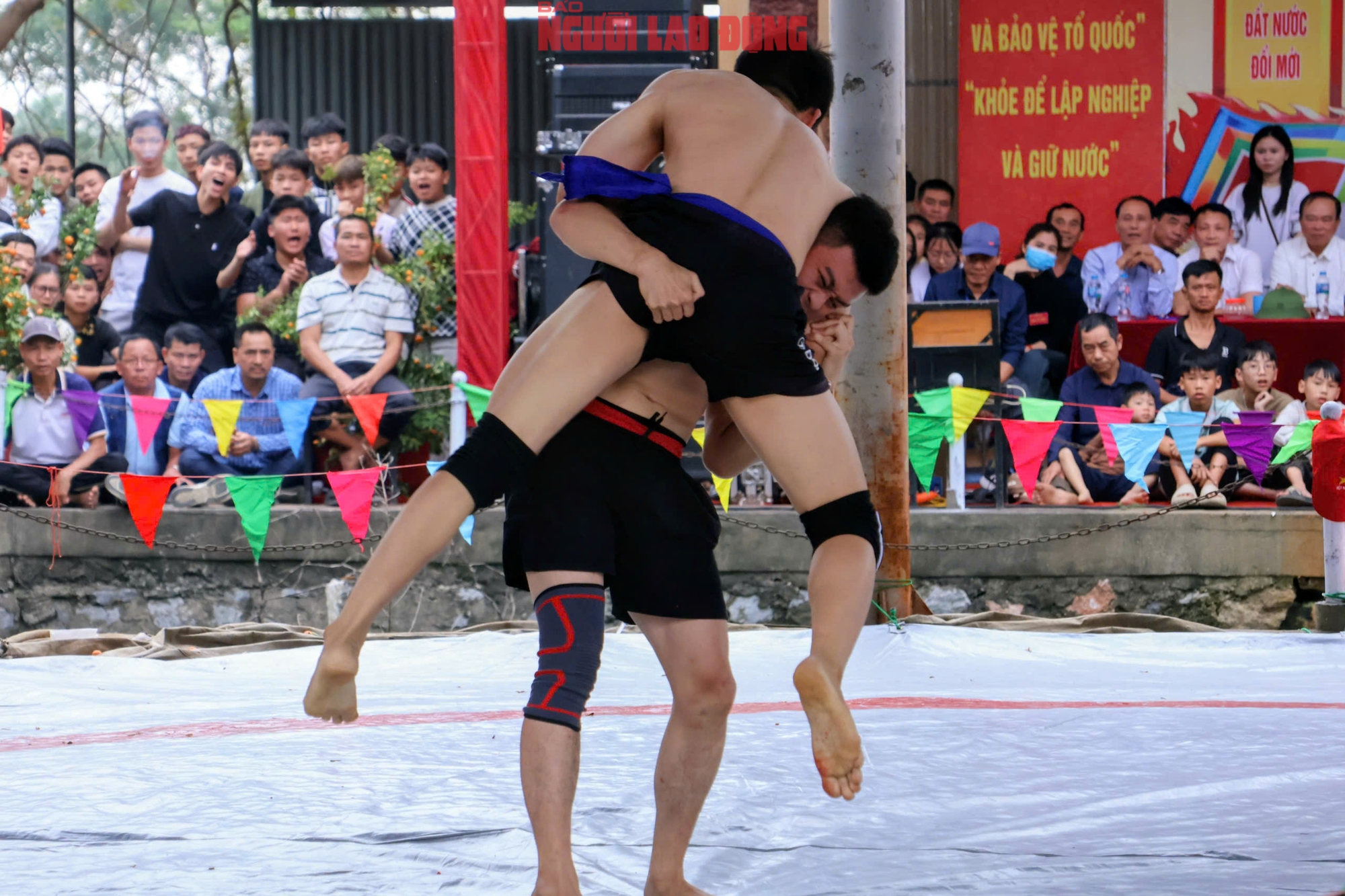 VIDEO: Mãn nhãn màn tranh tài của những nhà vô địch SEA Games với trai làng trên sới vật hội làng - Ảnh 34.