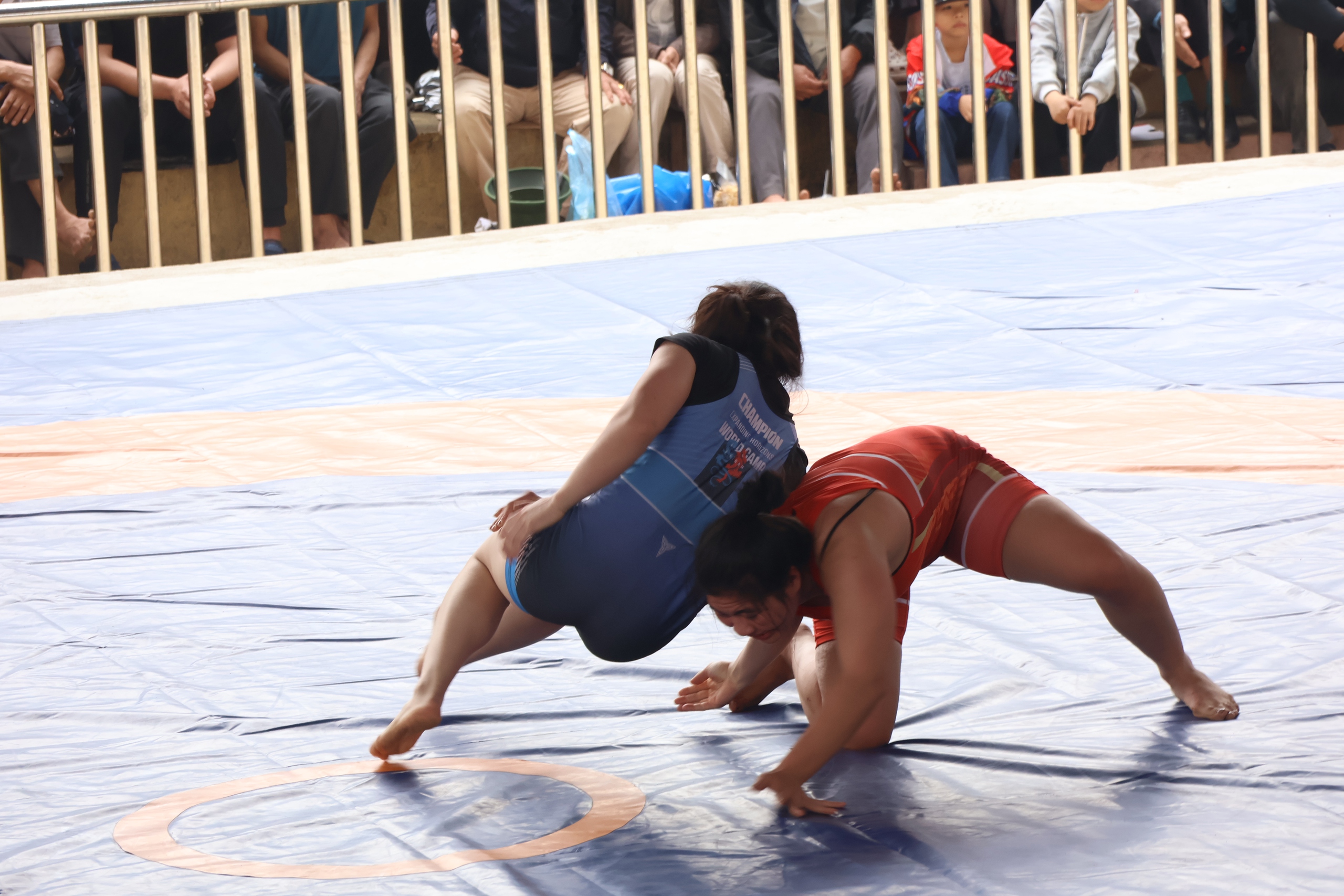 VIDEO: Mãn nhãn màn tranh tài của những nhà vô địch SEA Games với trai làng trên sới vật hội làng - Ảnh 37.