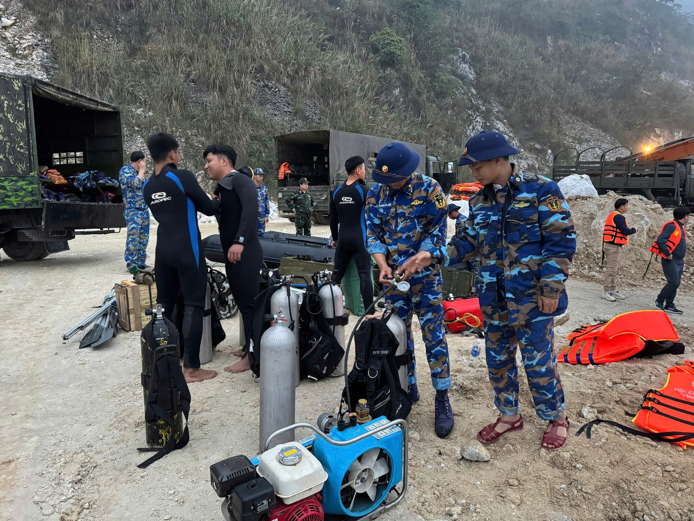 Thợ lặn kể lại phút lặn sâu 17m giữa đêm lạnh tìm nạn nhân tàu chìm Thác Bà- Ảnh 2.