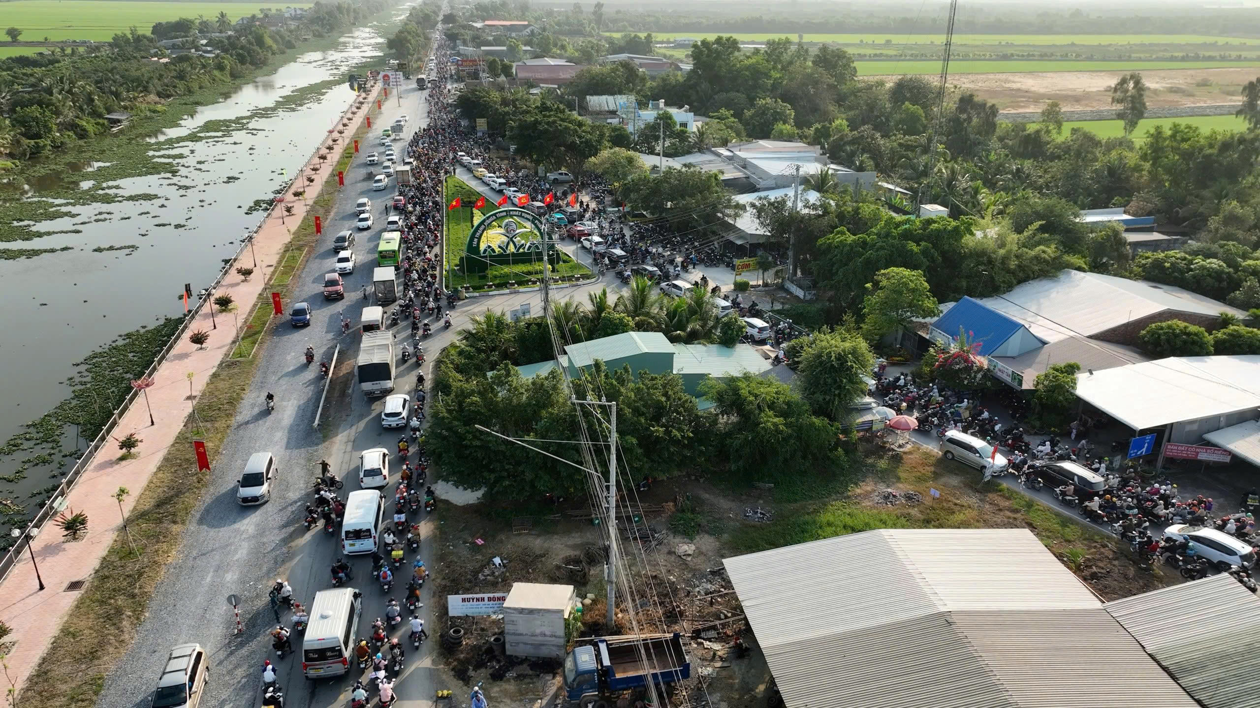 CSGT Tây Ninh và Đồng Tháp điều tiết giao thông trở lại TPHCM sau Tết 2026 - Ảnh 6.