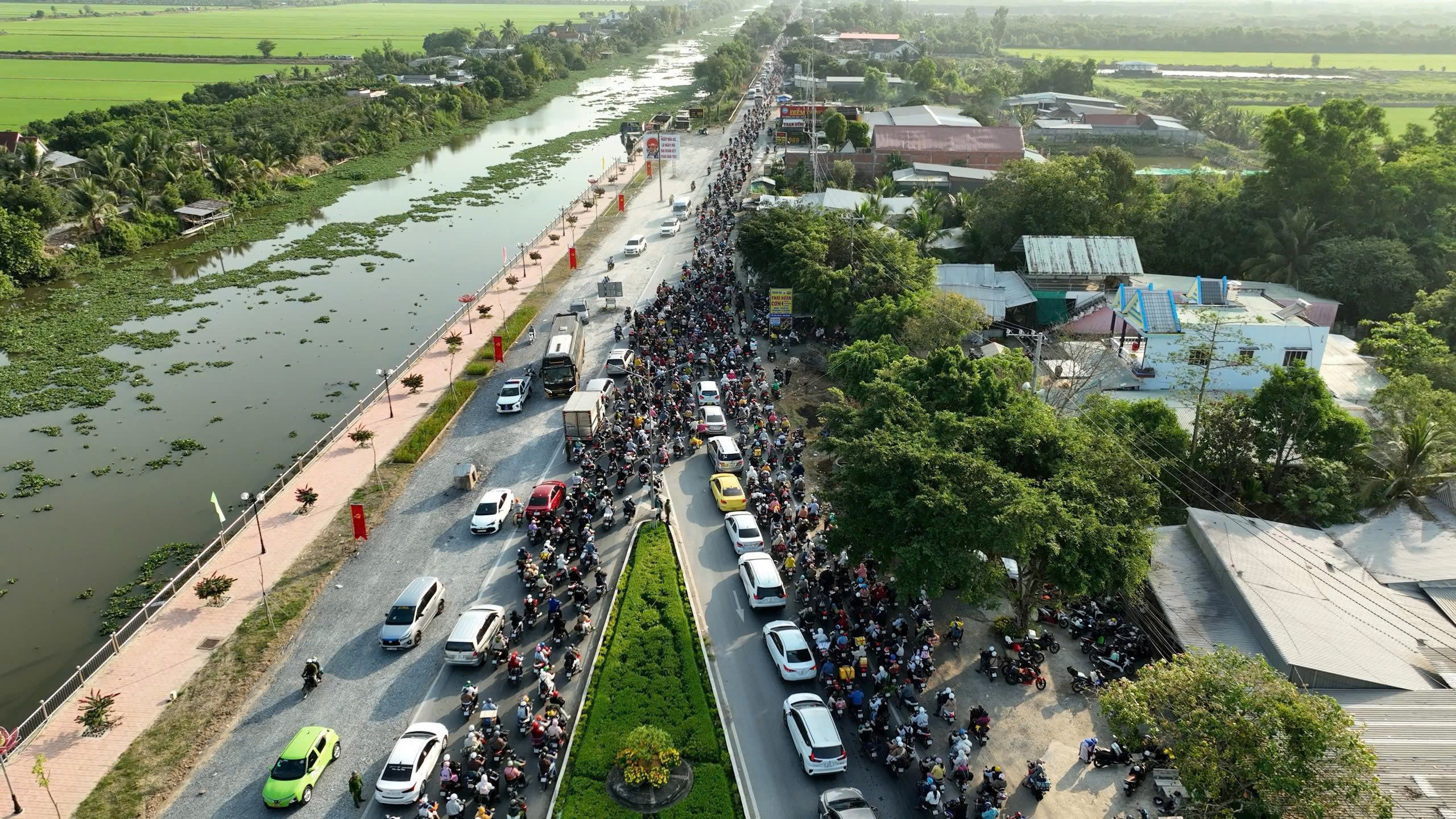 CSGT Tây Ninh và Đồng Tháp điều tiết giao thông trở lại TPHCM sau Tết 2026 - Ảnh 7.