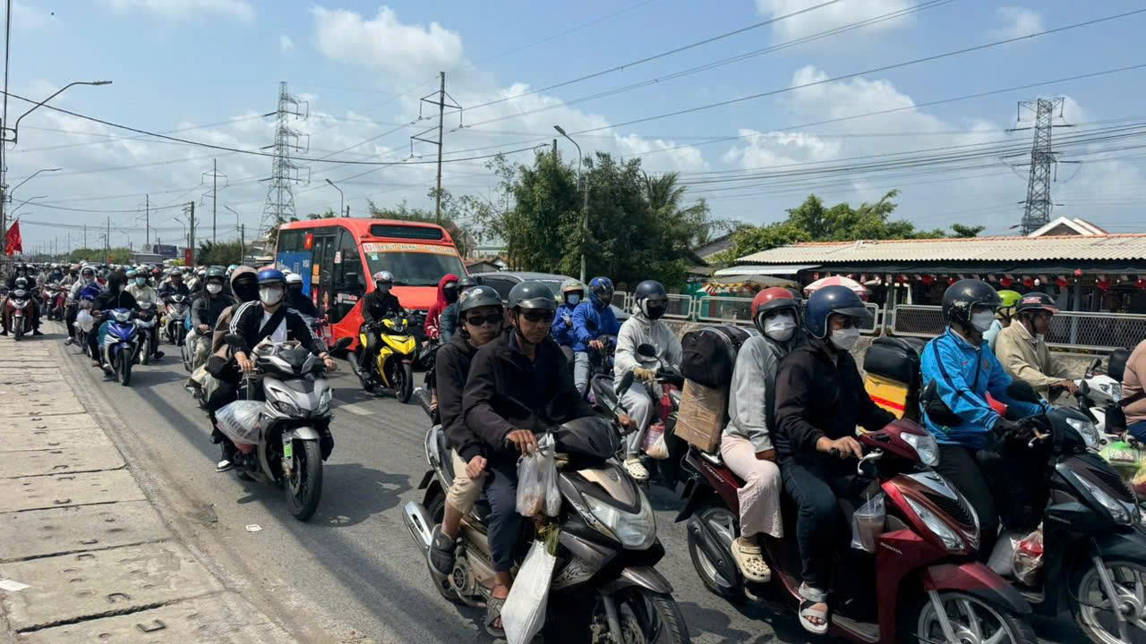 CSGT Tây Ninh và Đồng Tháp điều tiết giao thông trở lại TPHCM sau Tết 2026 - Ảnh 10.