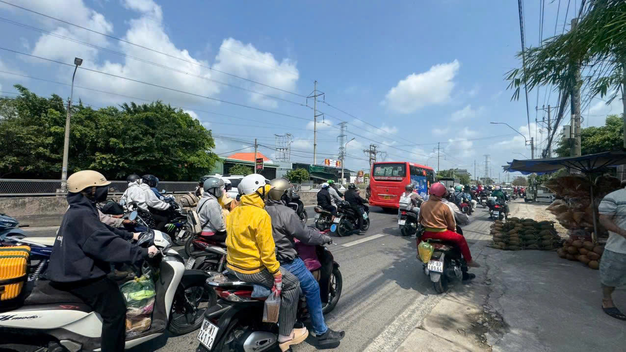 CSGT Tây Ninh và Đồng Tháp điều tiết giao thông trở lại TPHCM sau Tết 2026 - Ảnh 11.