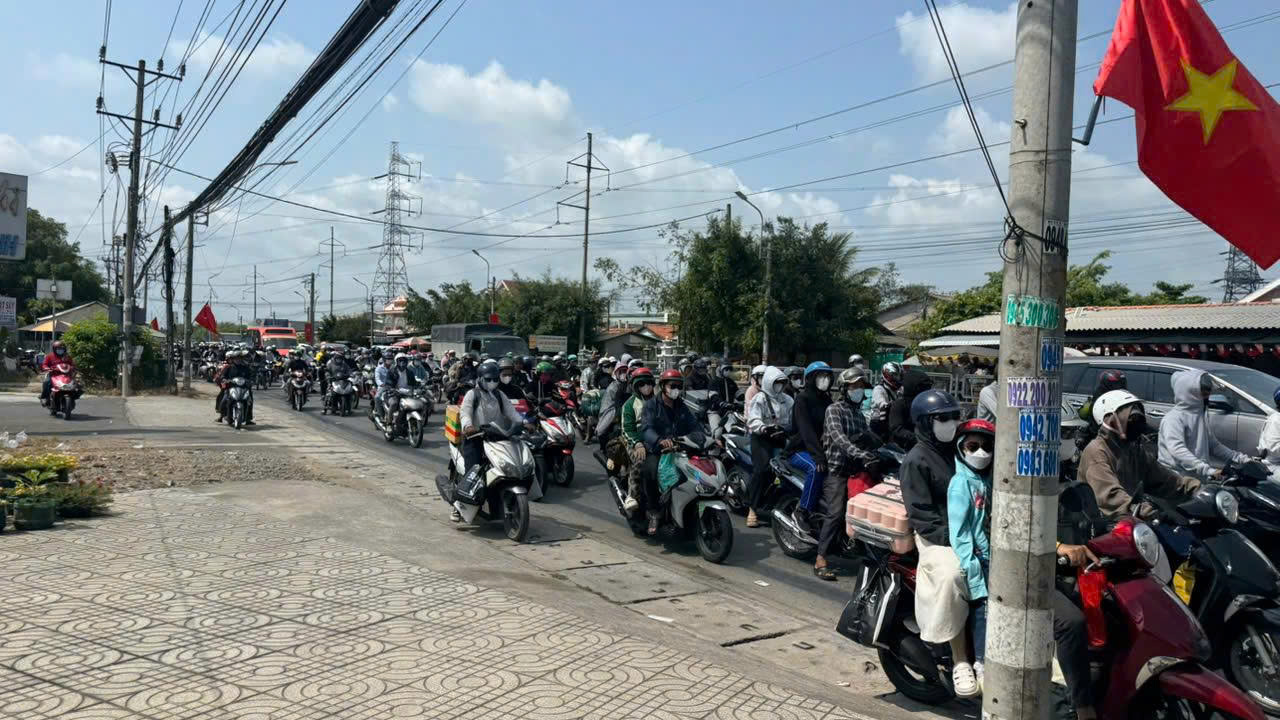 CSGT Tây Ninh và Đồng Tháp điều tiết giao thông trở lại TPHCM sau Tết 2026 - Ảnh 12.