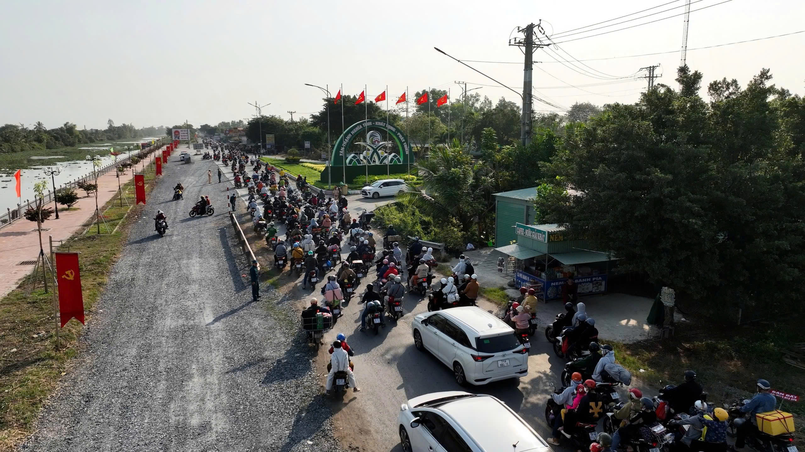 CSGT Tây Ninh và Đồng Tháp điều tiết giao thông trở lại TPHCM sau Tết 2026 - Ảnh 13.