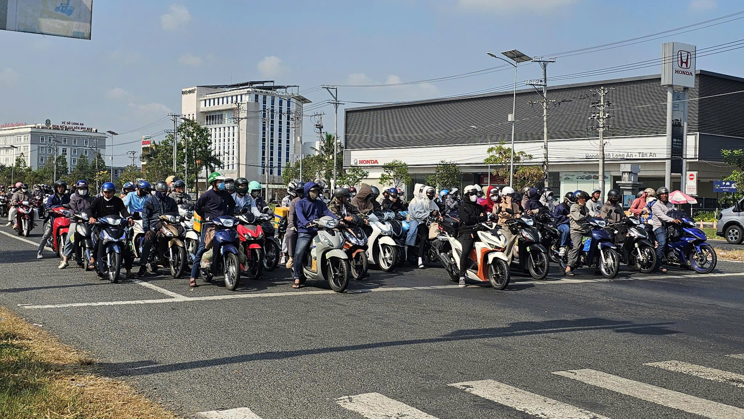 CSGT Tây Ninh và Đồng Tháp điều tiết giao thông trở lại TPHCM sau Tết 2026 - Ảnh 26.