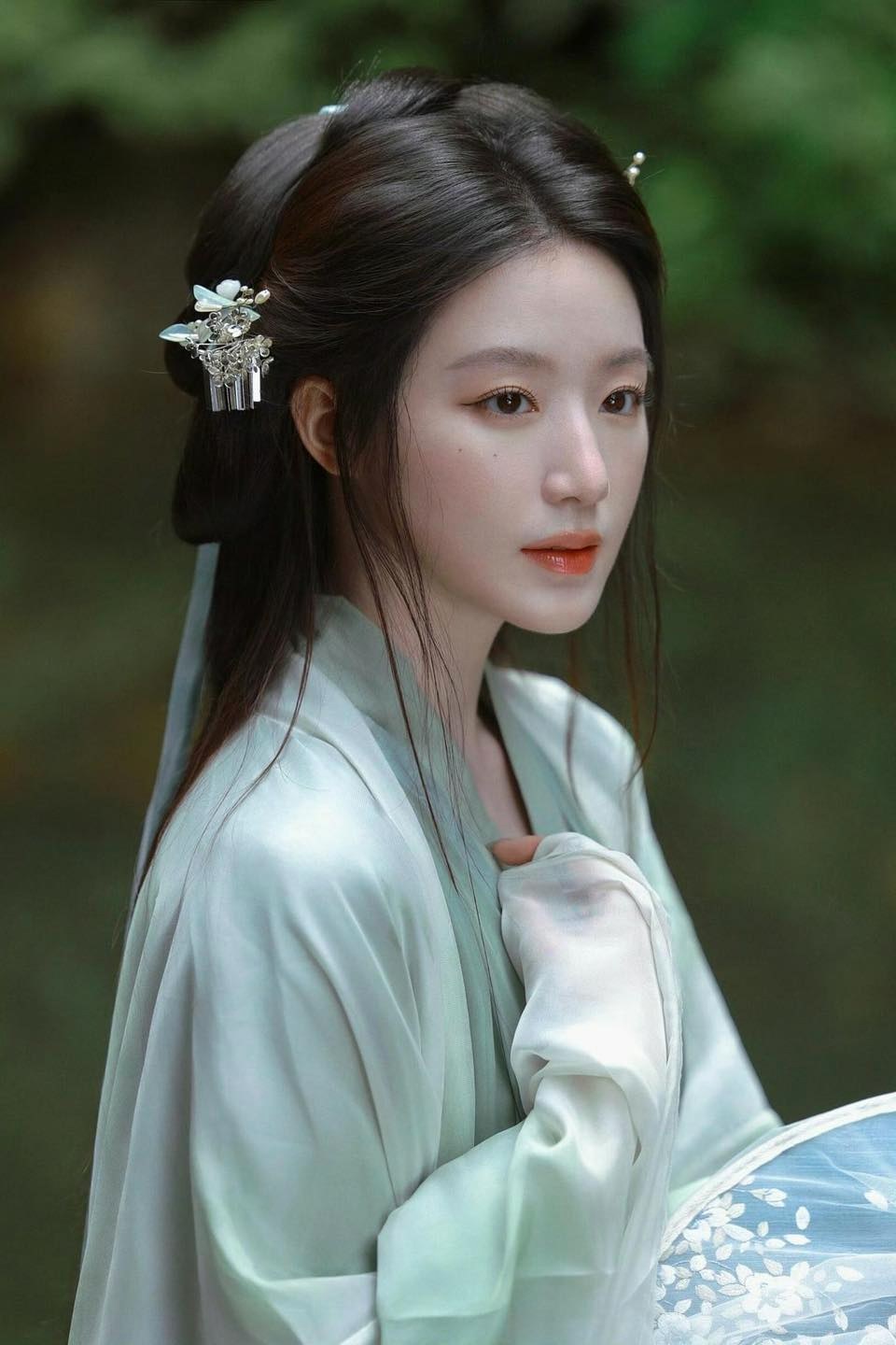 Mỹ nhân đi hát 8 năm vẫn là bình hoa di động: Bị chê live dở - nhảy chán, riêng nhan sắc là ngoại lệ không thể cãi- Ảnh 6.