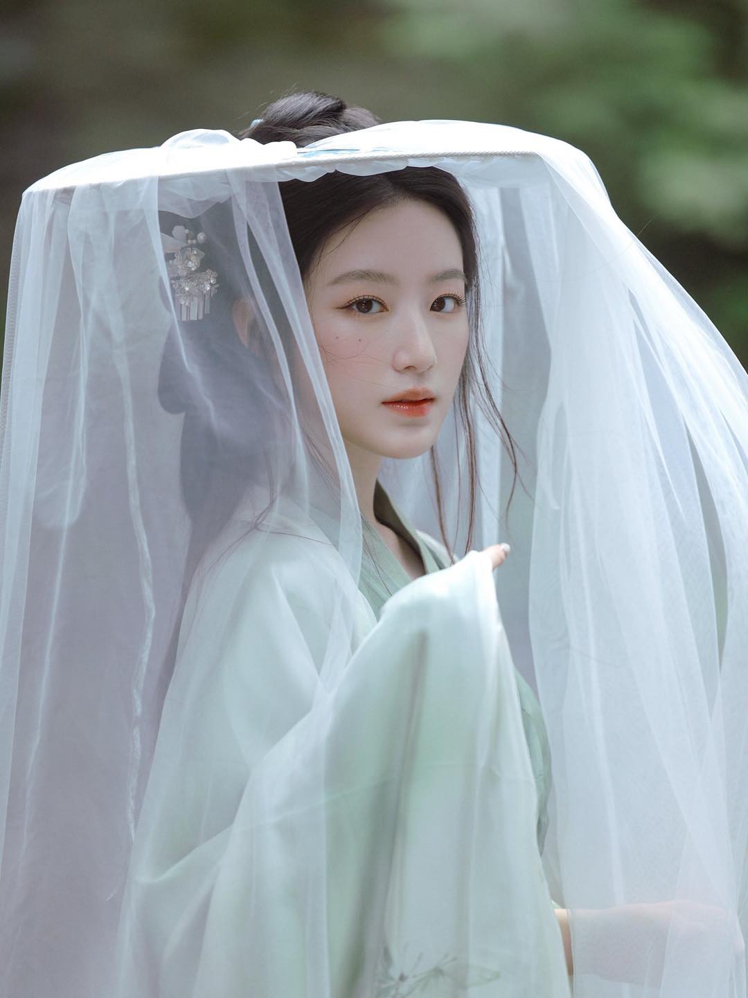 Mỹ nhân đi hát 8 năm vẫn là bình hoa di động: Bị chê live dở - nhảy chán, riêng nhan sắc là ngoại lệ không thể cãi- Ảnh 7.