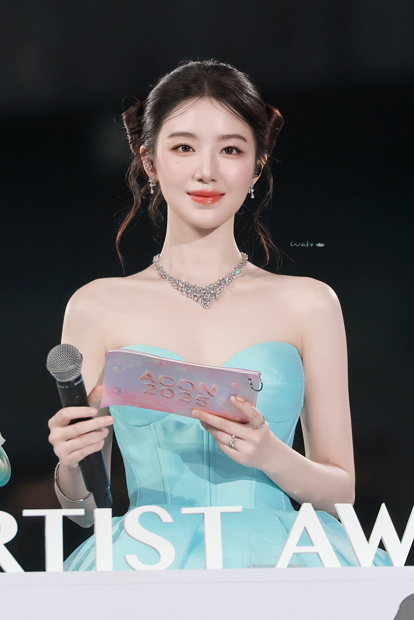 Mỹ nhân đi hát 8 năm vẫn là bình hoa di động: Bị chê live dở - nhảy chán, riêng nhan sắc là ngoại lệ không thể cãi- Ảnh 11.