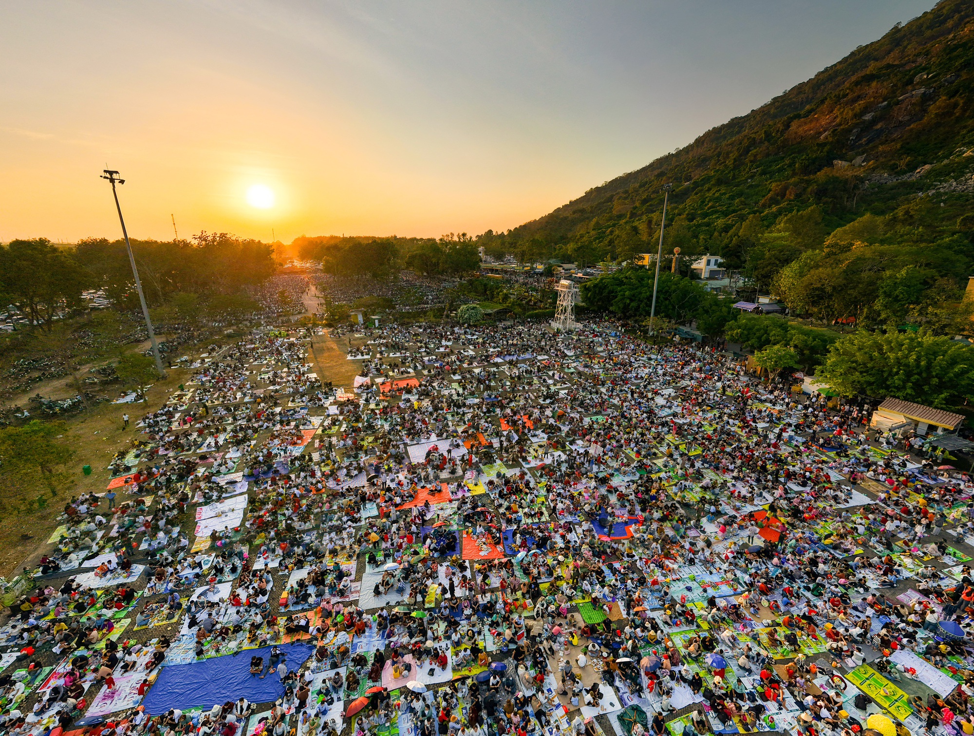 1 nơi ở Việt Nam hút gần 157.000 lượt khách trong 1 ngày, ken đặc người 