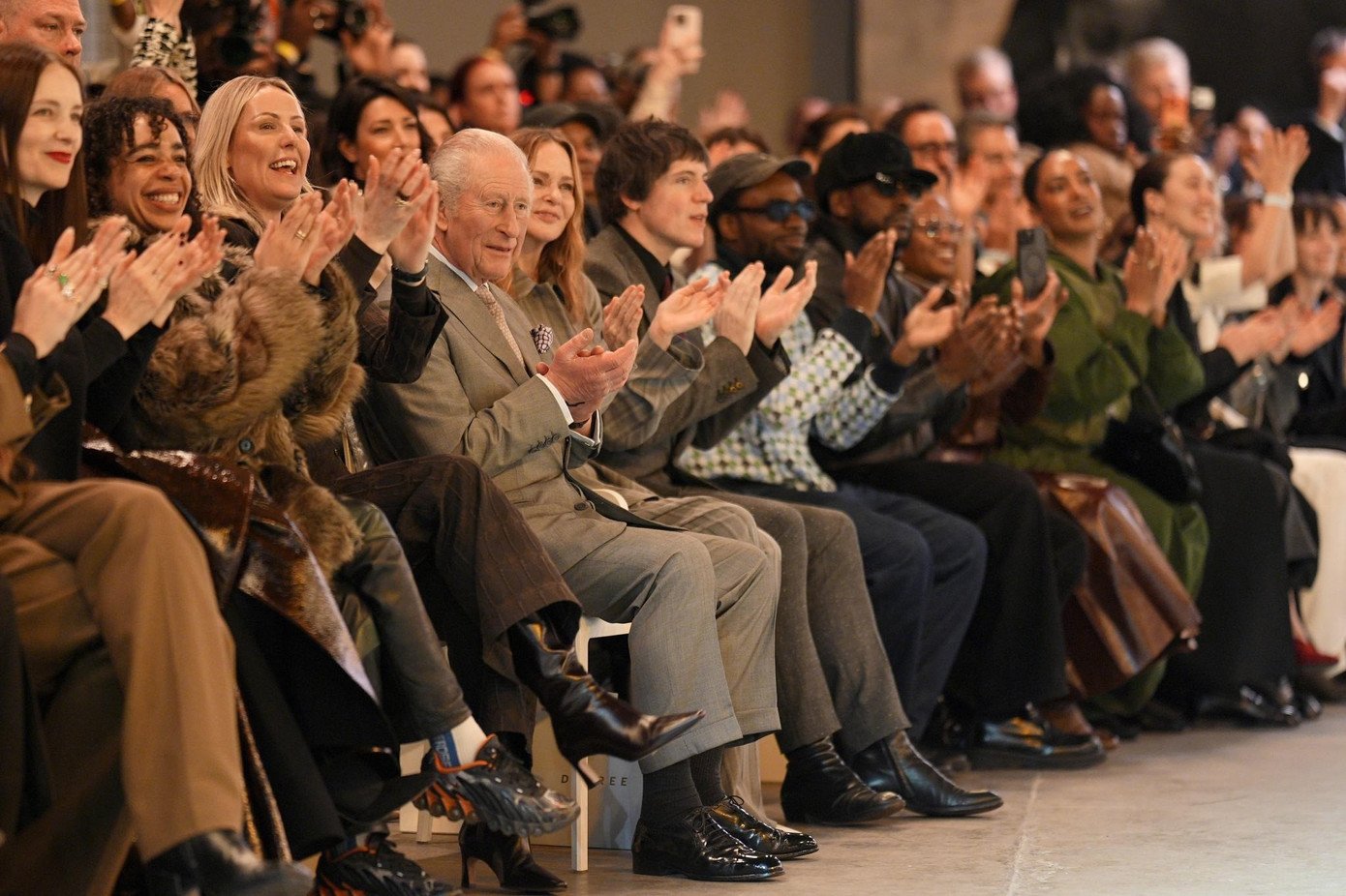 Vua Charles đi xem thời trang - 4