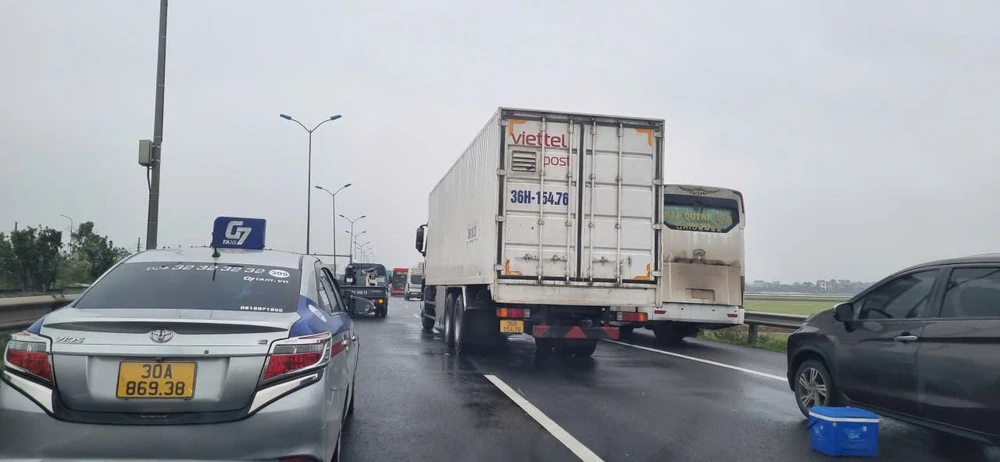 Chiều 22-2, cửa ngõ phía Nam giao với cao tốc Pháp Vân (Hà Nội) ùn ứ, xe phải lưu thông với tốc độ chậm.
