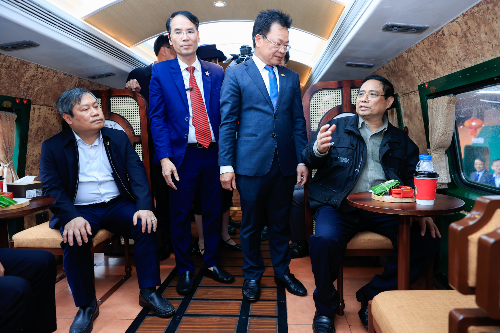 Thủ tướng: Xây dựng đường sắt đô thị với tầm nhìn trăm năm, 90% nhân lực là người Việt 2 đường sắt đô thị - Ảnh 2.