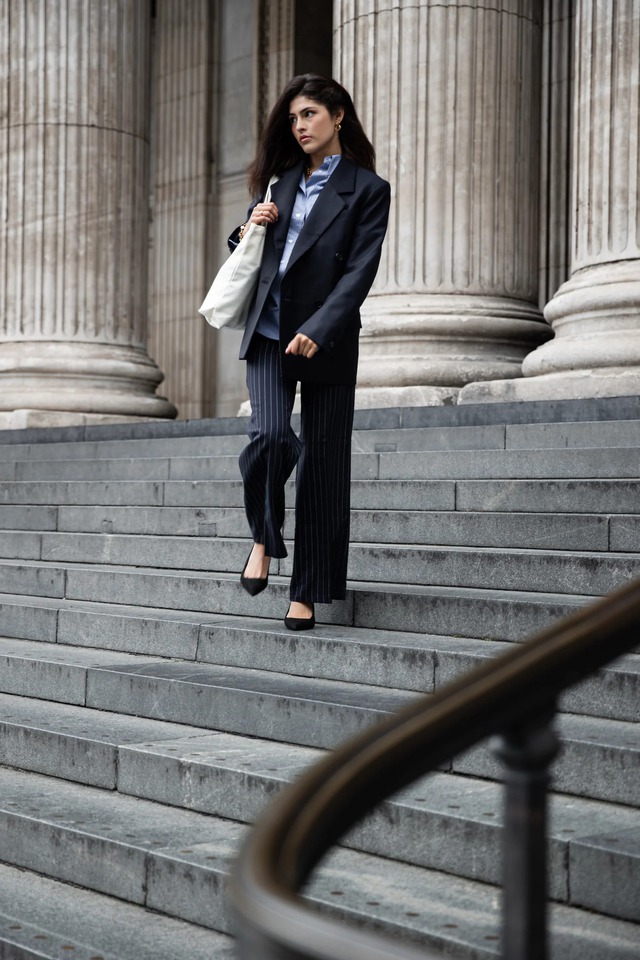 Quần tây kẻ sọc, từ đồng phục công sở đến xu hướng hằng ngày- Ảnh 2.