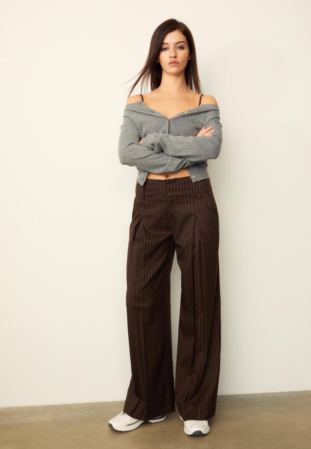 Quần tây kẻ sọc, từ đồng phục công sở đến xu hướng hằng ngày- Ảnh 3.