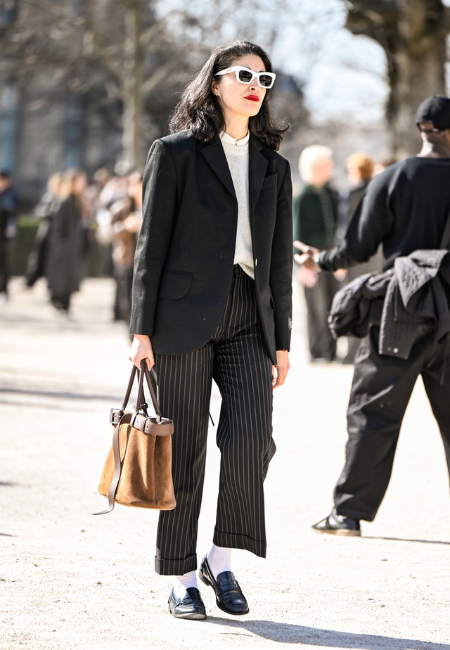Quần tây kẻ sọc, từ đồng phục công sở đến xu hướng hằng ngày- Ảnh 6.