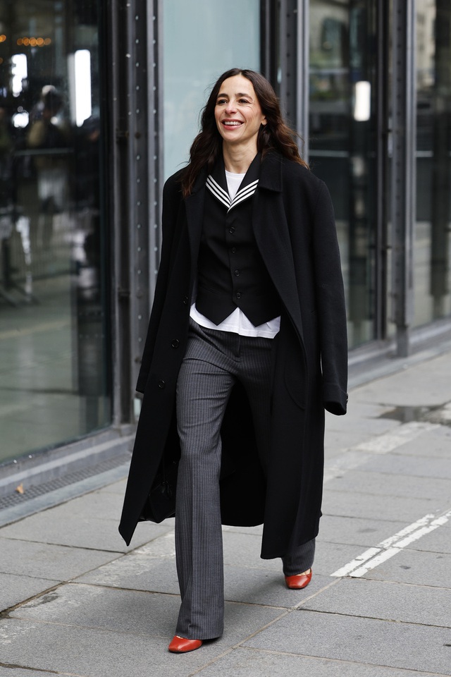 Quần tây kẻ sọc, từ đồng phục công sở đến xu hướng hằng ngày- Ảnh 7.