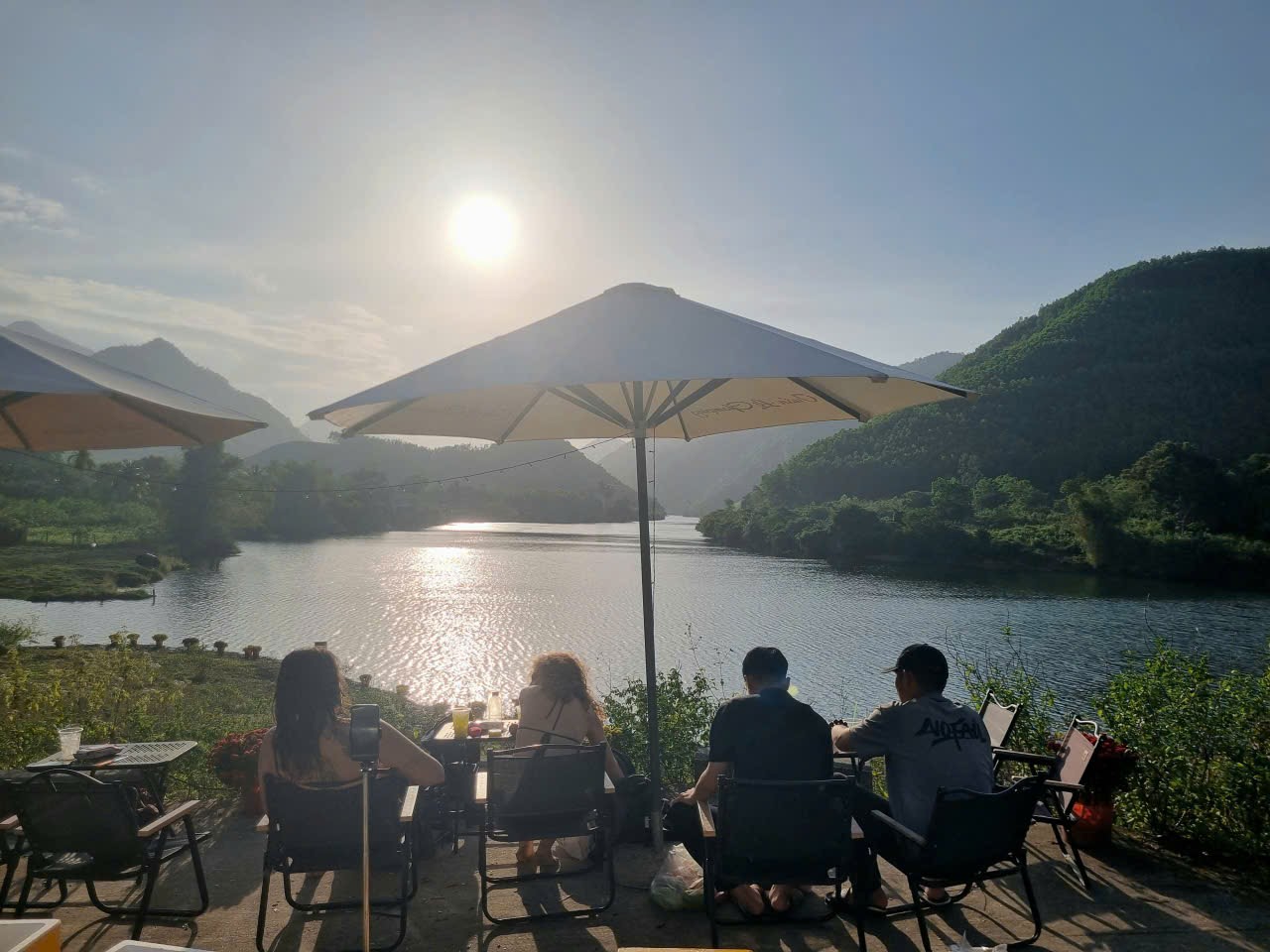 Ngắm hoàng hôn trên đập dâng Nam Mỹ, thưởng thức nước mía miễn phí 2 img