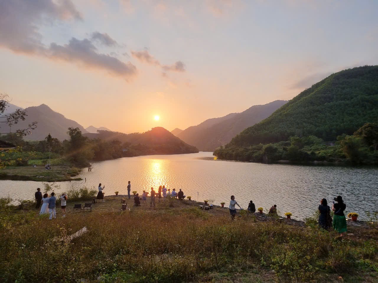 Ngắm hoàng hôn trên đập dâng Nam Mỹ, thưởng thức nước mía miễn phí 3 img