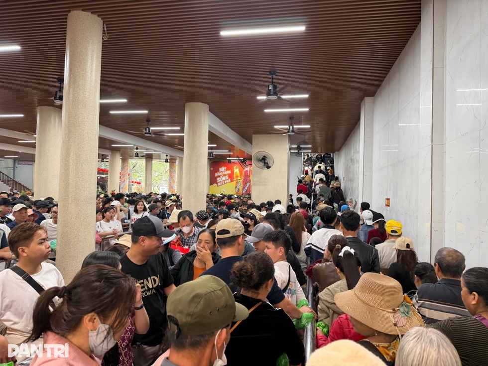 Rời nhà từ 2h, hàng nghìn người đội mưa đổ về chùa Hương ngày khai hội - 7