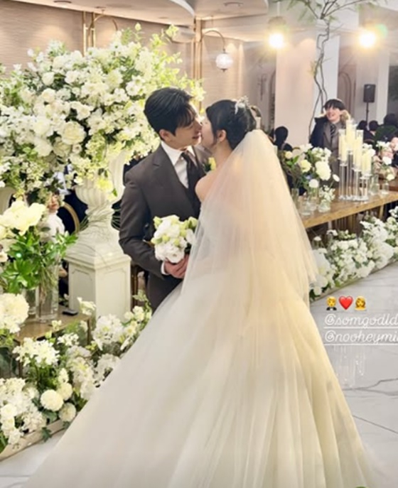 Đám cưới náo loạn đầu năm của diễn viên - ca sĩ 9X: Nụ hôn ngôn tình không hot bằng thái độ của cô dâu- Ảnh 2. Đám cưới náo loạn đầu năm của diễn viên - ca sĩ 9X: Nụ hôn ngôn tình không hot bằng thái độ của cô dâu- Ảnh 2.