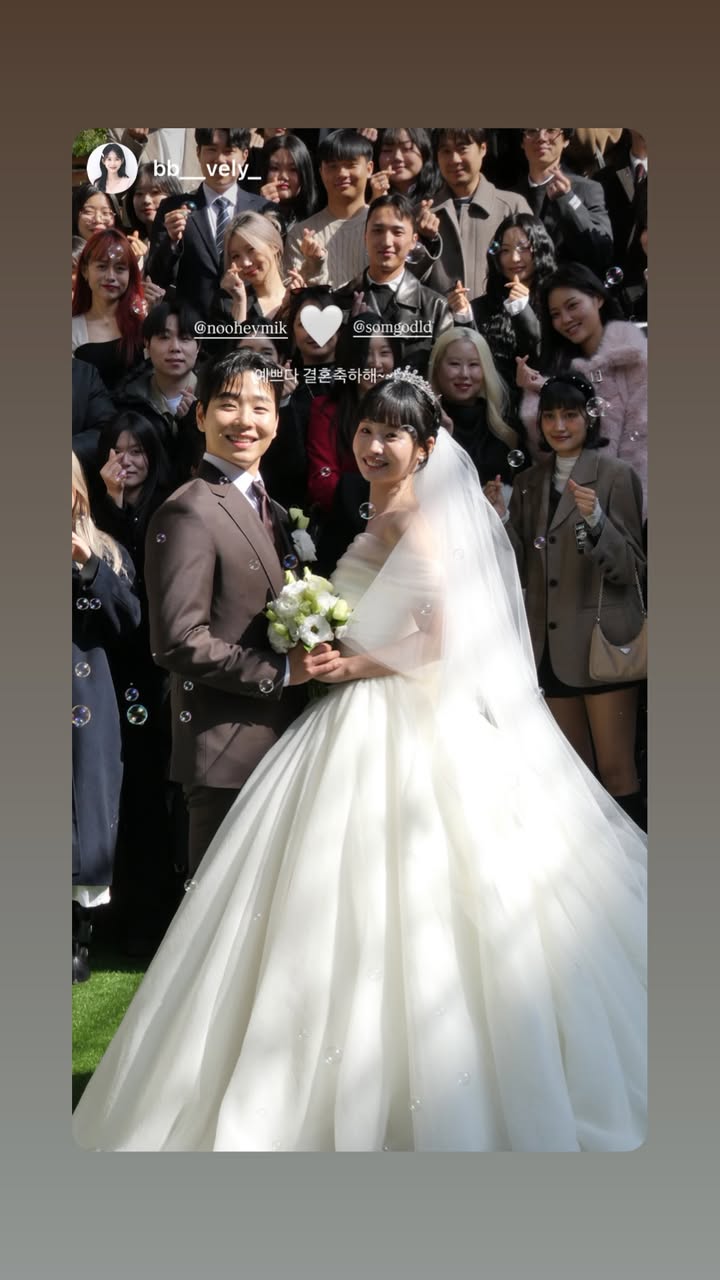 Đám cưới náo loạn đầu năm của diễn viên - ca sĩ 9X: Nụ hôn ngôn tình không hot bằng thái độ của cô dâu- Ảnh 4. Đám cưới náo loạn đầu năm của diễn viên - ca sĩ 9X: Nụ hôn ngôn tình không hot bằng thái độ của cô dâu- Ảnh 4.