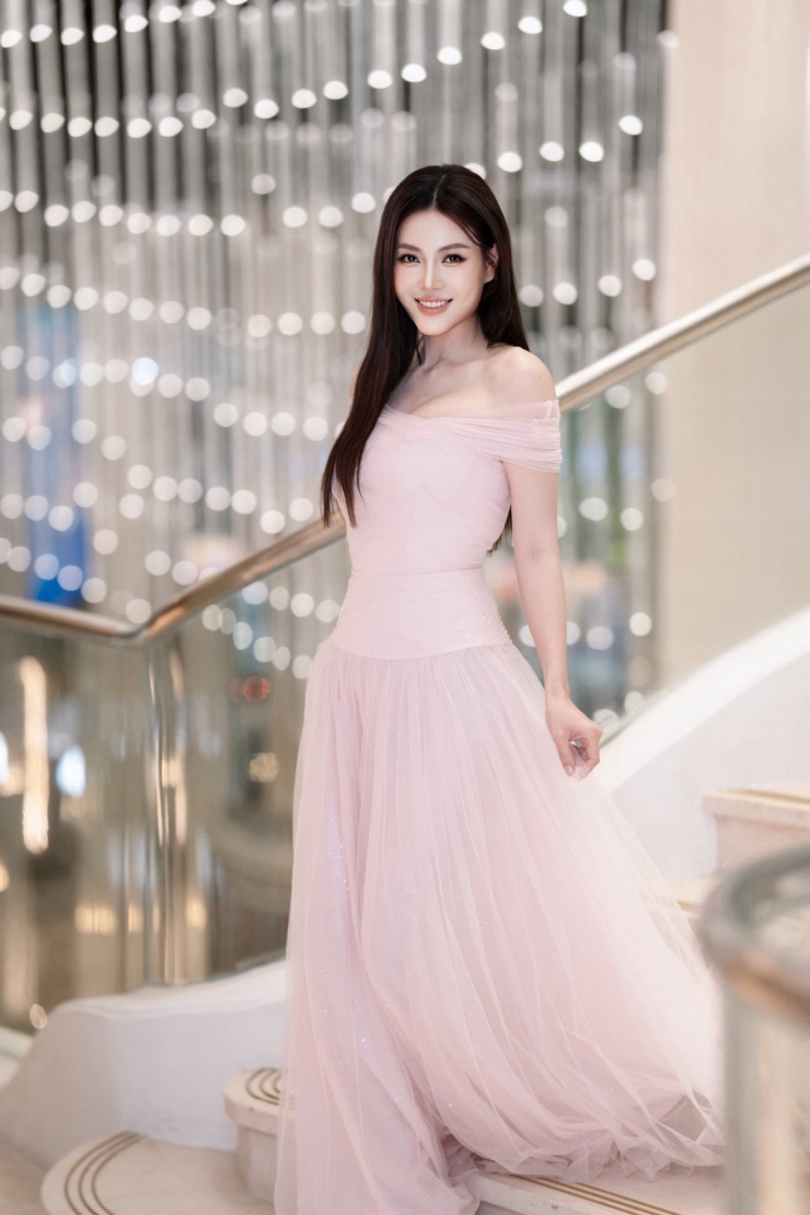 Nhan sắc nữ diễn viên đóng cùng với nghệ sĩ Xuân Hinh trong Mùi phở 5 Diễn viên Thanh Hương sinh năm 1988 tại Hải Dương. Trước khi bén duyên với diễn xuất, cô từng tham gia cuộc thi Hoa hậu Hải Dương và đoạt danh hiệu Á hậu 2 khi chỉ mới 17 tuổi. Tốt nghiệp Trường Cao đẳng Nghệ thuật Hà Nội, Thanh Hương đầu quân cho Nhà hát Kịch Hà Nội, sau đó cô tiếp tục học lên đại học. Sau vai diễn đầu tay trong bộ phim Hậu họa, Thanh Hương xuất hiện trong nhiều dự án như Những cánh hoa trước gió, Zippo, mù tạt và em, Đường lên Điện Biên...