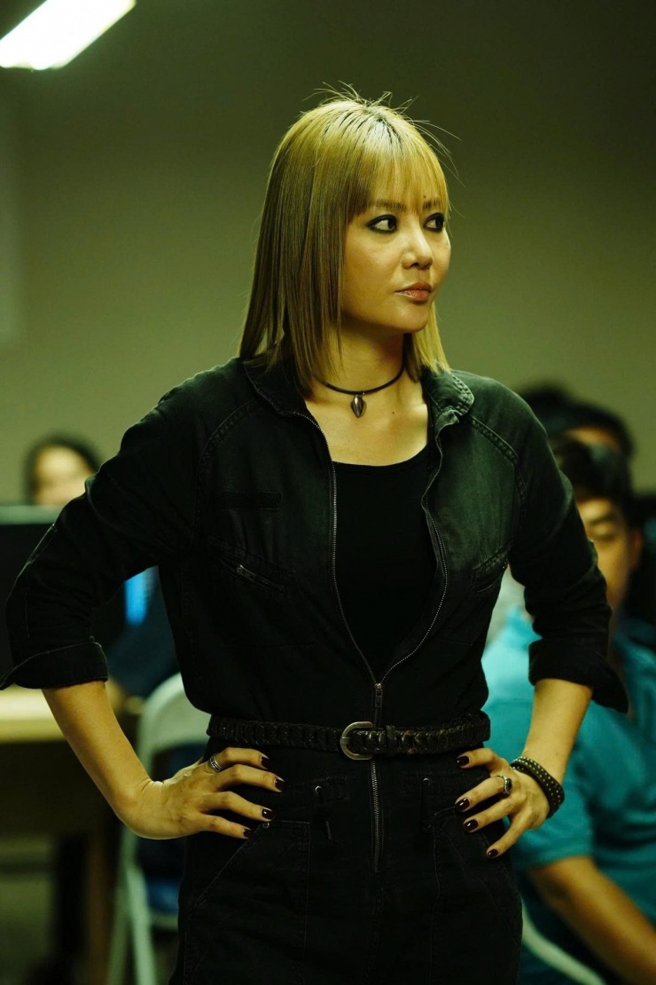 Nhan sắc nữ diễn viên đóng cùng với nghệ sĩ Xuân Hinh trong Mùi phở 8 Cuối năm 2025, Thanh Hương góp mặt trong bộ phim điện ảnh Thiên đường máu. Dù đã là gương mặt quen thuộc của phim truyền hình, nữ diễn viên tự nhận mình là “tân binh” khi bước sang màn ảnh rộng. Thiên đường máu là bộ phim điện ảnh đầu tiên trong năm 2026 cán mốc doanh thu 100 tỷ đồng, giúp Thanh Hương được gọi vui là “diễn viên trăm tỷ”, nhưng cô khiêm tốn cho rằng đó là sự may mắn.