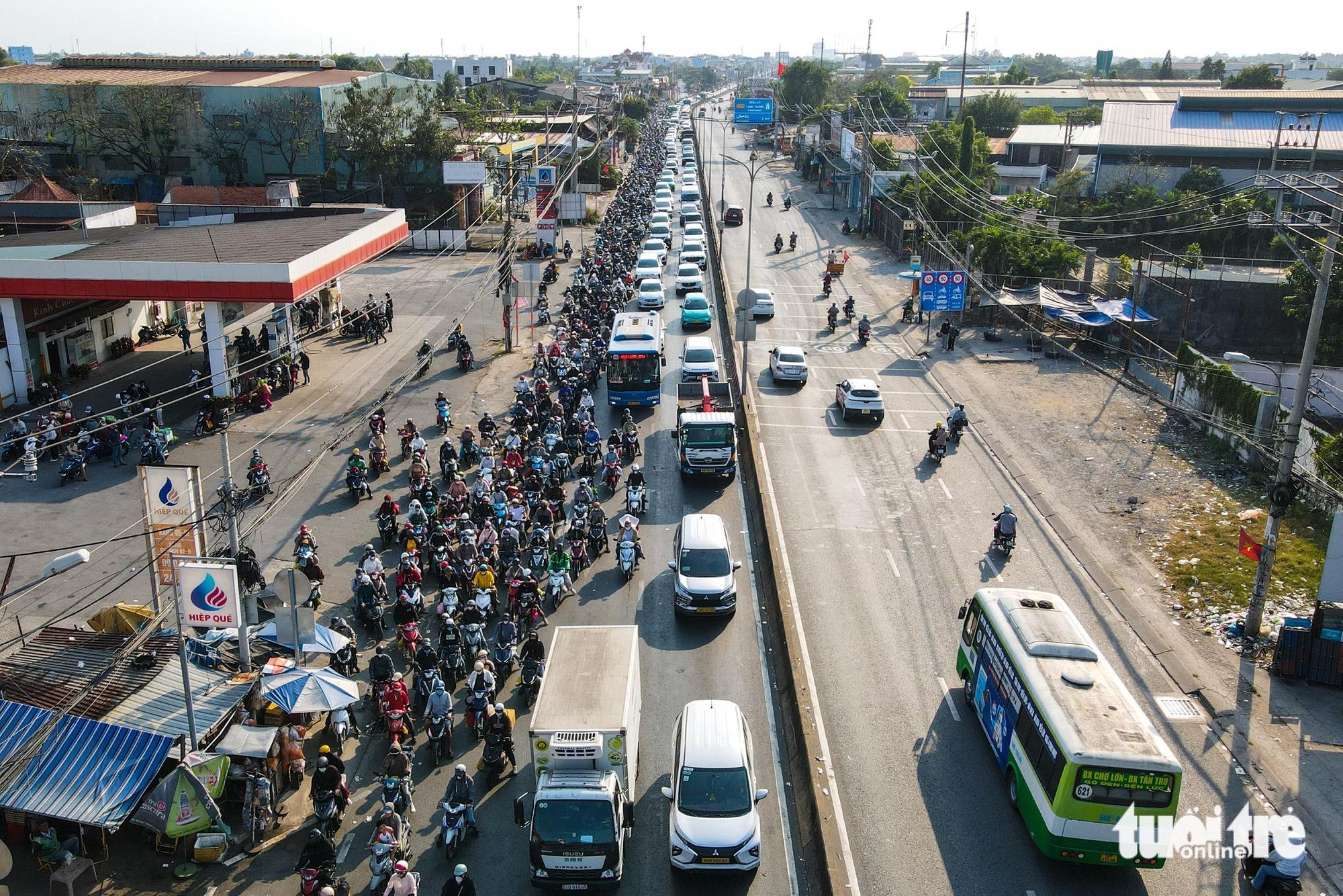 Người dân lỉnh kỉnh đồ đạc trên xe trở lại TP.HCM sau kỳ nghỉ Tết 2 Người dân lỉnh kỉnh đồ đạc trên xe trở lại TP.HCM sau kỳ nghỉ Tết - Ảnh 3.