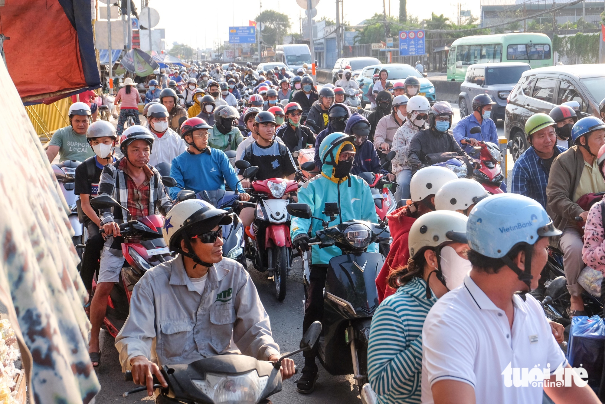 Người dân lỉnh kỉnh đồ đạc trên xe trở lại TP.HCM sau kỳ nghỉ Tết 3 Tết - Ảnh 3.