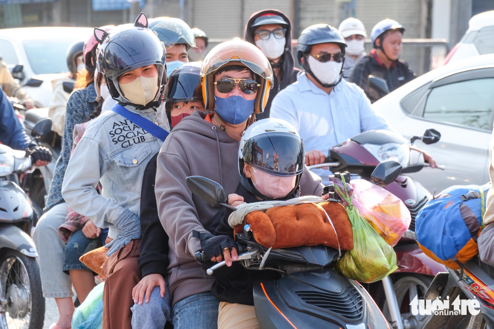 Người dân lỉnh kỉnh đồ đạc trên xe trở lại TP.HCM sau kỳ nghỉ Tết 4 Tết - Ảnh 4.