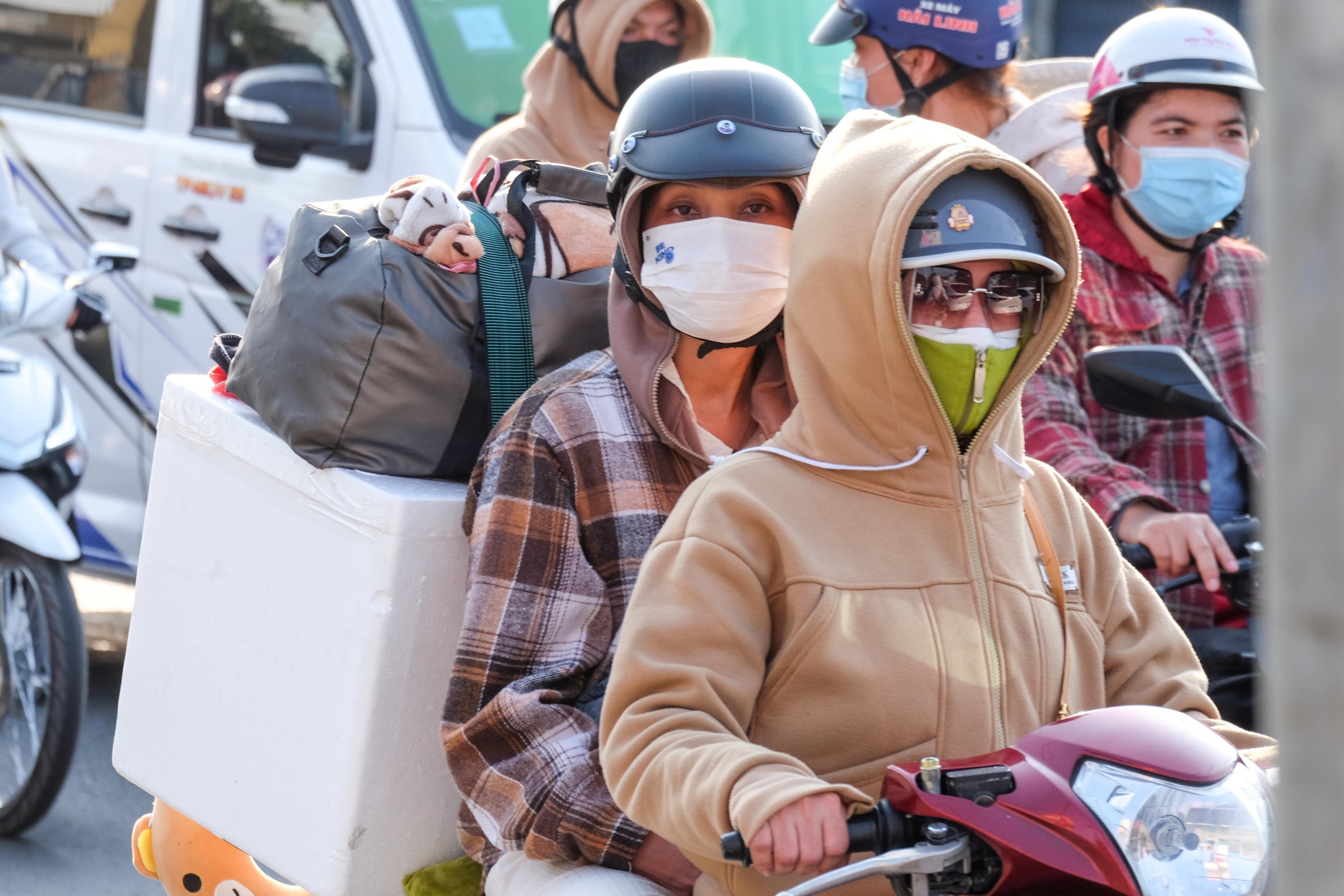 Người dân lỉnh kỉnh đồ đạc trên xe trở lại TP.HCM sau kỳ nghỉ Tết 7 Tết - Ảnh 7.