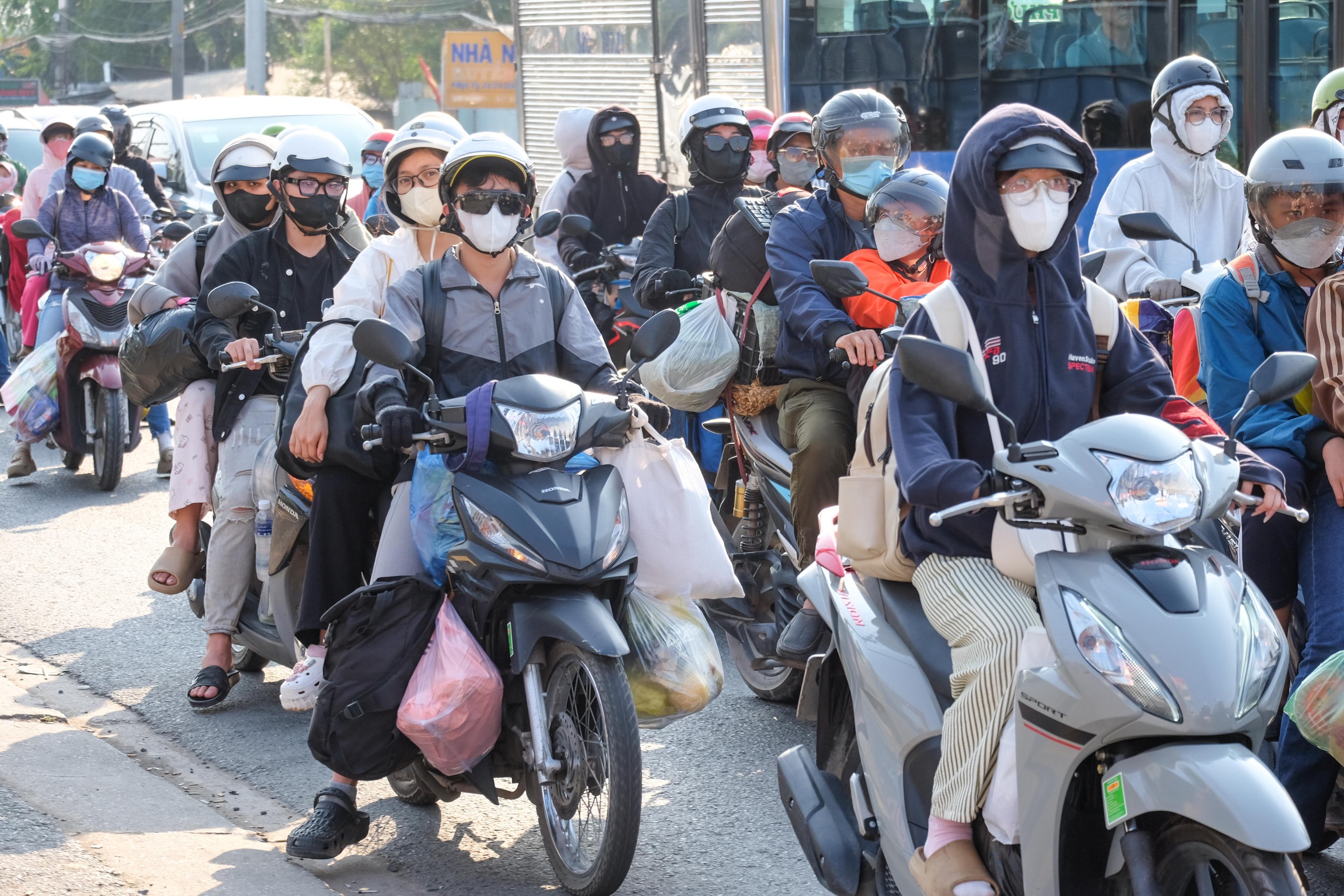 Người dân lỉnh kỉnh đồ đạc trên xe trở lại TP.HCM sau kỳ nghỉ Tết 8 Tết - Ảnh 8.