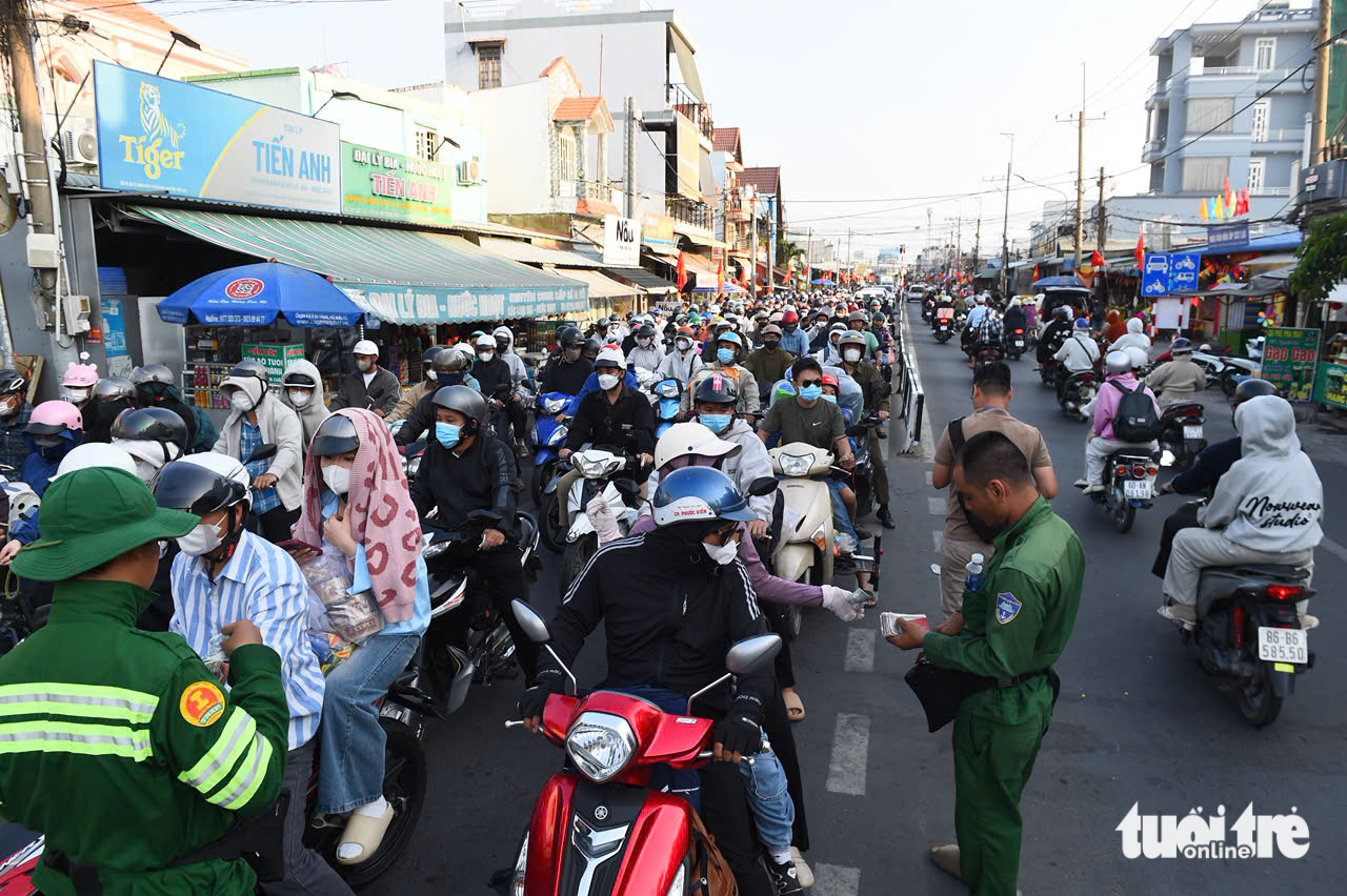 Người dân lỉnh kỉnh đồ đạc trên xe trở lại TP.HCM sau kỳ nghỉ Tết 9 Người dân lỉnh kỉnh đồ đạc trên xe trở lại TP.HCM sau kỳ nghỉ Tết - Ảnh 10.