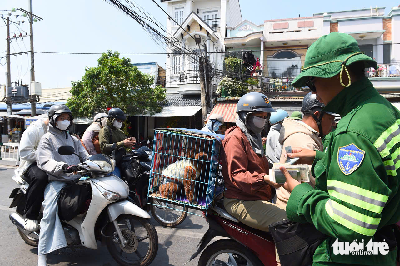 Người dân lỉnh kỉnh đồ đạc trên xe trở lại TP.HCM sau kỳ nghỉ Tết 10 Người dân lỉnh kỉnh đồ đạc trên xe trở lại TP.HCM sau kỳ nghỉ Tết - Ảnh 11.