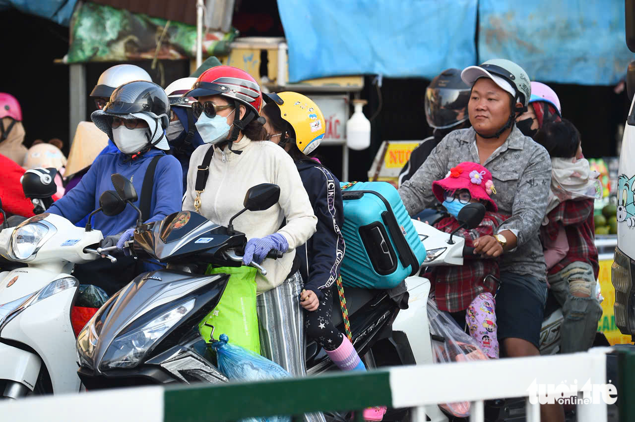 Người dân lỉnh kỉnh đồ đạc trên xe trở lại TP.HCM sau kỳ nghỉ Tết 11 Người dân lỉnh kỉnh đồ đạc trên xe trở lại TP.HCM sau kỳ nghỉ Tết - Ảnh 12.