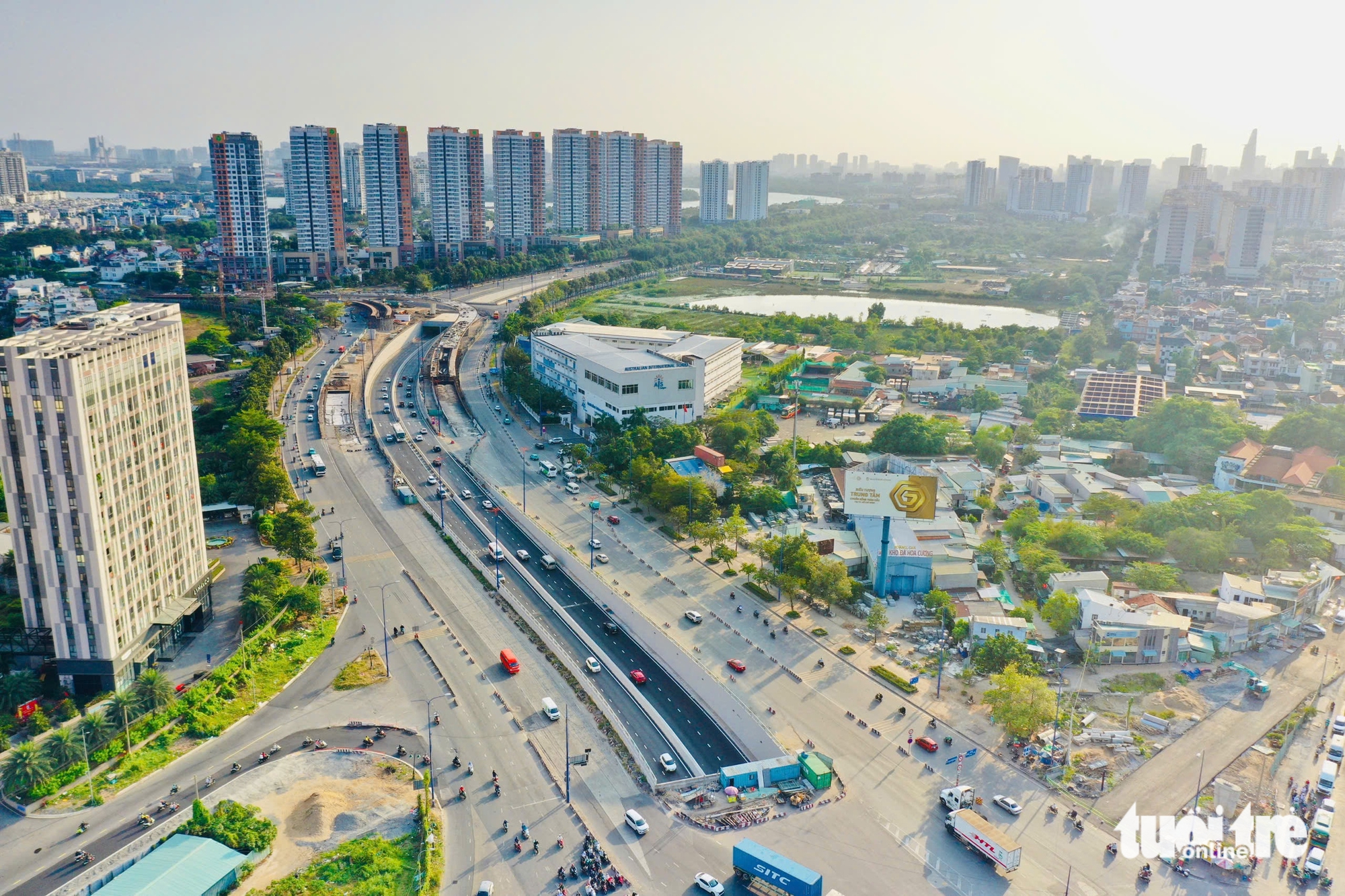 Người dân lỉnh kỉnh đồ đạc trên xe trở lại TP.HCM sau kỳ nghỉ Tết 12 Người dân lỉnh kỉnh đồ đạc trên xe trở lại TP.HCM sau kỳ nghỉ Tết - Ảnh 13.