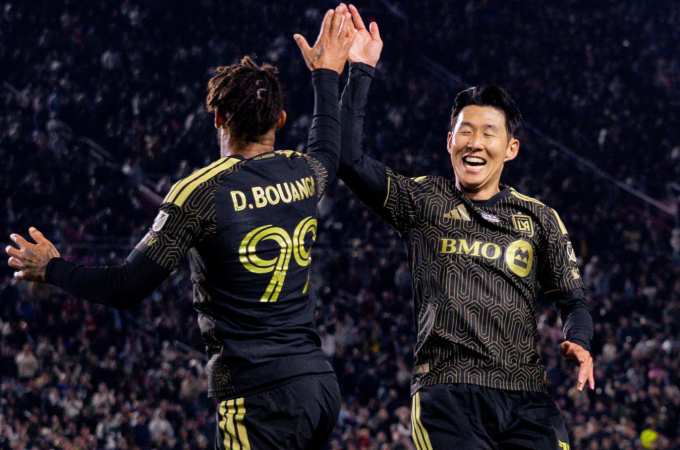 Denis Bouanga mừng bàn cùng Son Heung-min. Ảnh: MLS