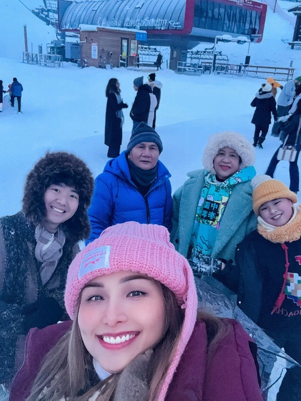 Hoa hậu Diễm Hương khoe đại gia đình hạnh phúc.