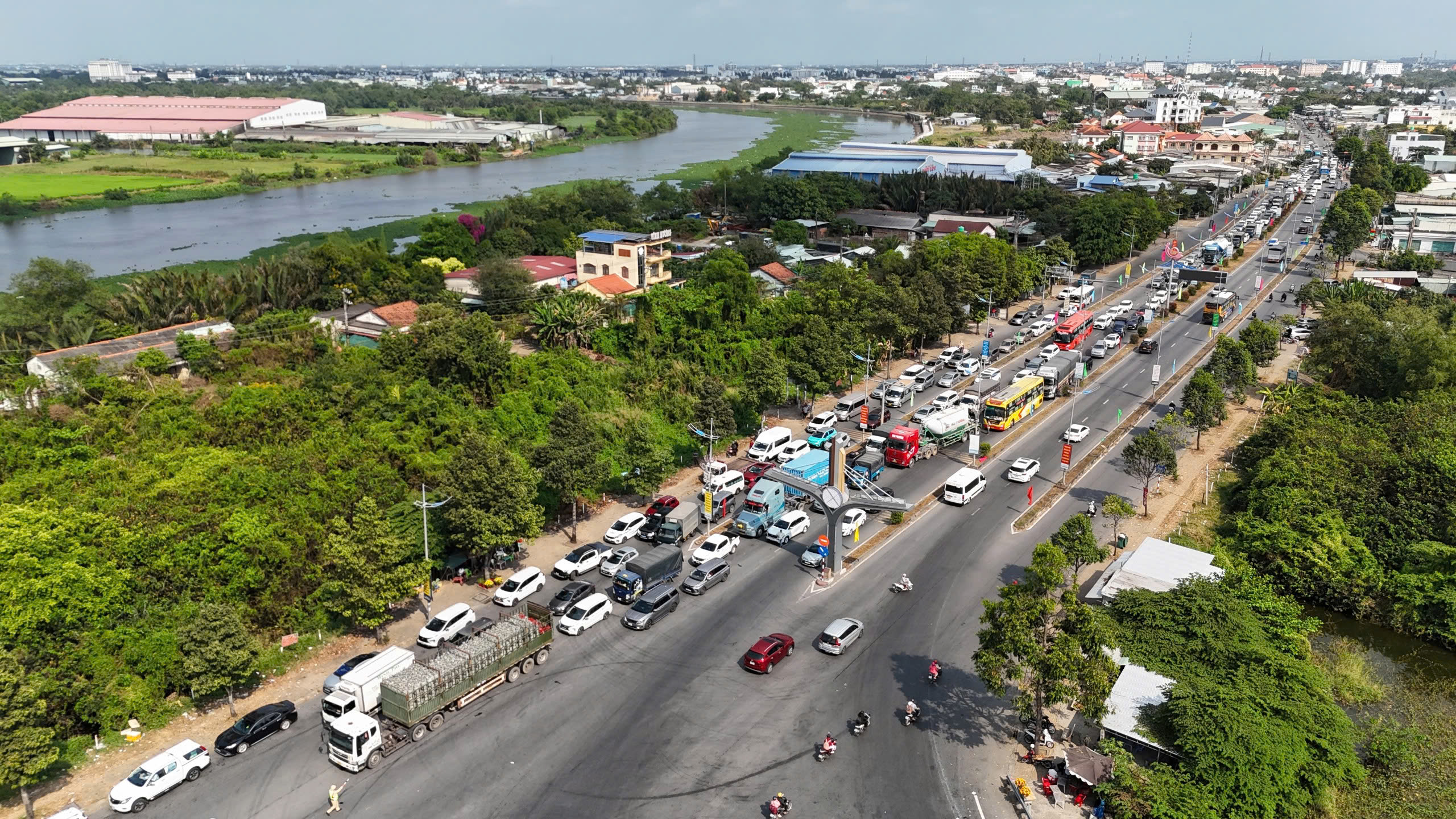 Về TP.HCM, dân bắc Đồng bằng sông Cửu Long vẫn mệt mỏi 'qua ải' quốc lộ 62, quốc lộ N2 5 Về TP.HCM, dân bắc Đồng bằng sông Cửu Long vẫn mệt mỏi 'qua ải' quốc lộ 62, quốc lộ N2 - Ảnh 5.