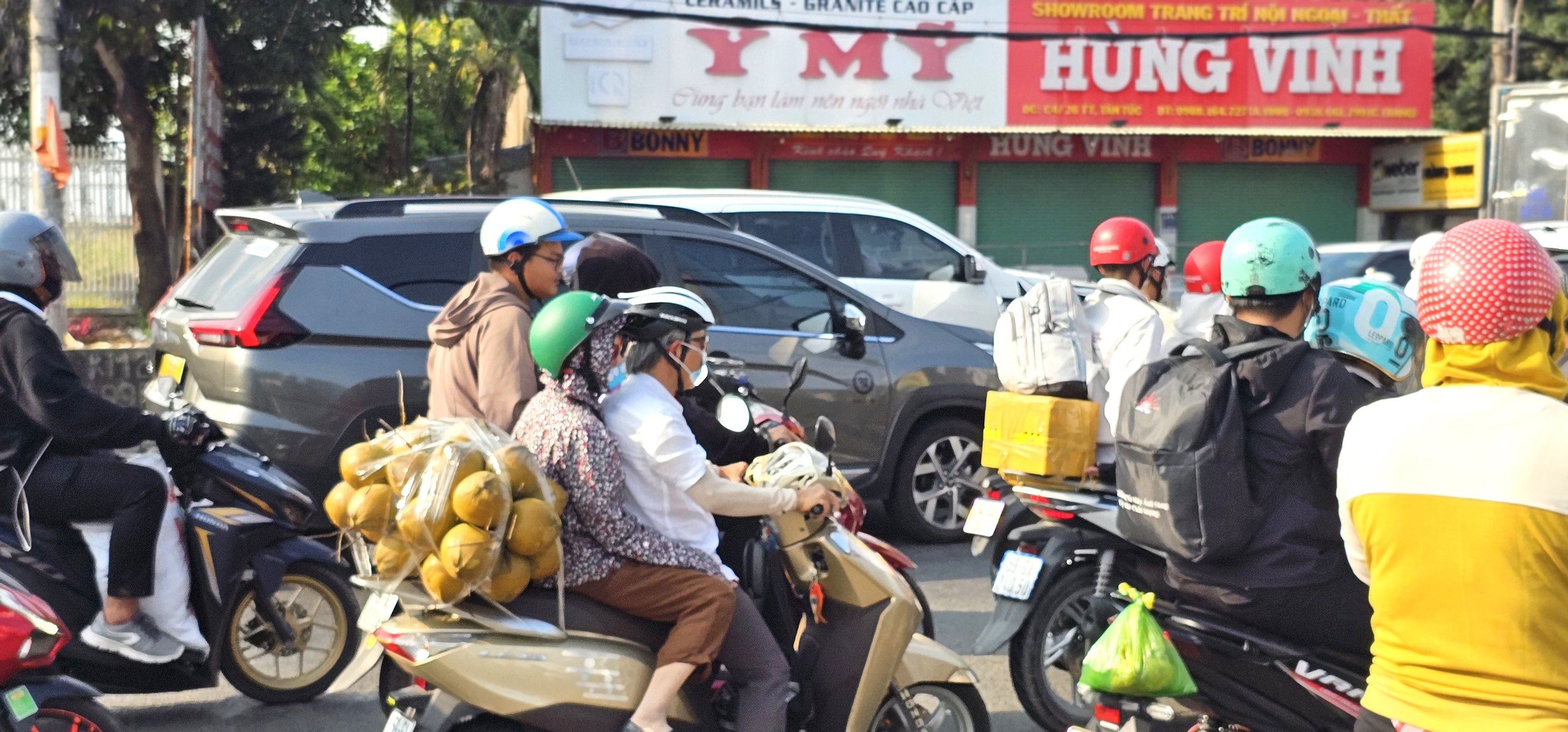 Người đàn ông dọn đường an toàn cho dòng người trở về TP . HCM sau tết 2026 - Ảnh 4.