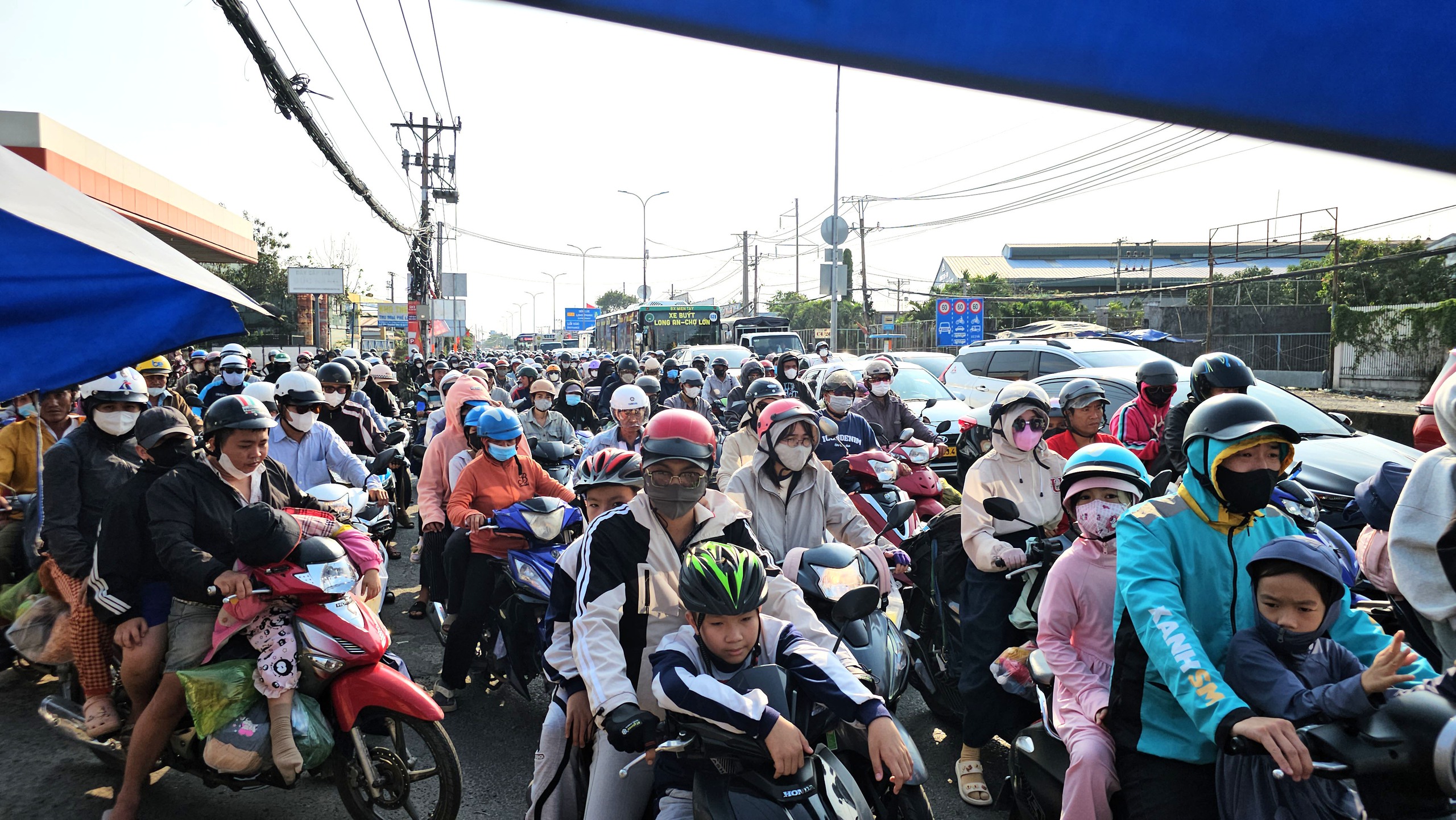 Người đàn ông dọn đường an toàn cho dòng người trở về TP . HCM sau tết 2026 - Ảnh 5.