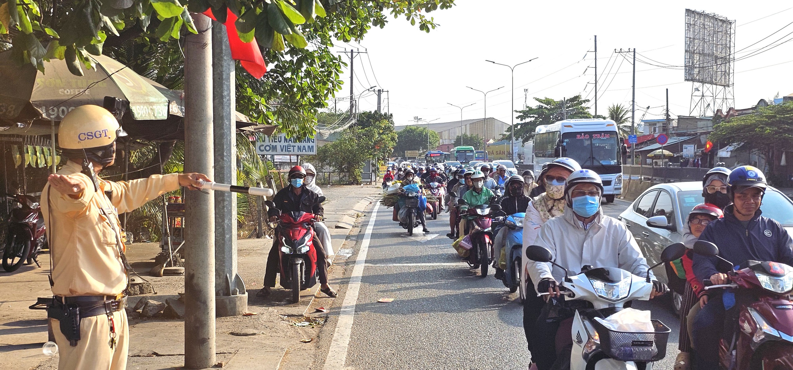 Người đàn ông dọn đường an toàn cho dòng người trở về TP . HCM sau tết 2026 - Ảnh 6.
