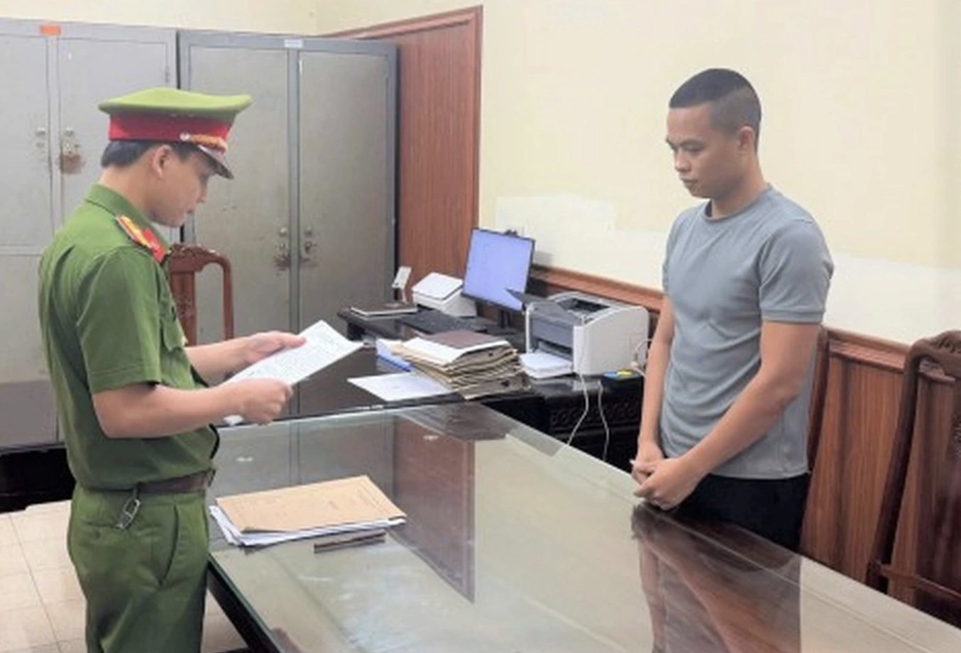 Từ người truyền cảm hứng đến hàng giả: Vụ án chấn động Năm 2025 - Ảnh 3. Từ người truyền cảm hứng đến hàng giả: Vụ án chấn động Năm 2025 - Ảnh 3.