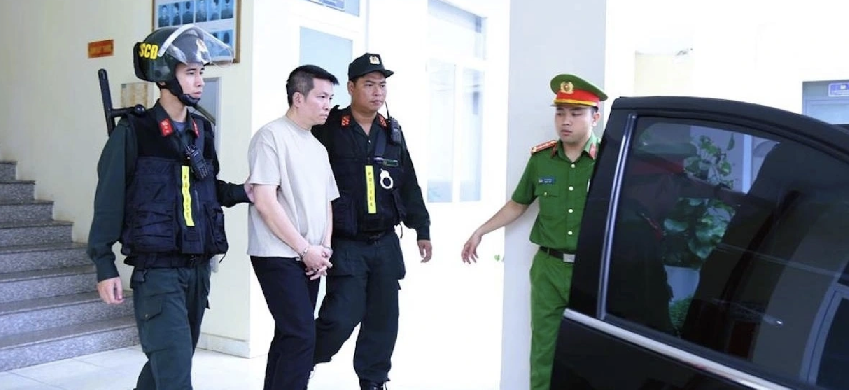 Từ người truyền cảm hứng đến hàng giả: Vụ án chấn động Năm 2025 - Ảnh 6. Từ người truyền cảm hứng đến hàng giả: Vụ án chấn động Năm 2025 - Ảnh 6.