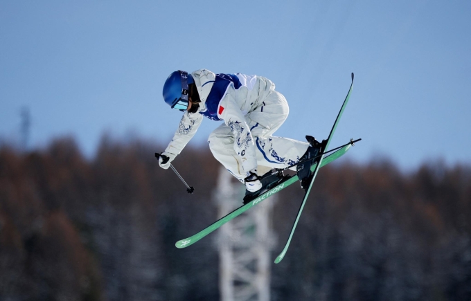 Eileen Gu trong lượt thi thứ ba - lượt giúp cô đạt điểm cao nhất, qua đó giành HC vàng. Ảnh: Reuters 