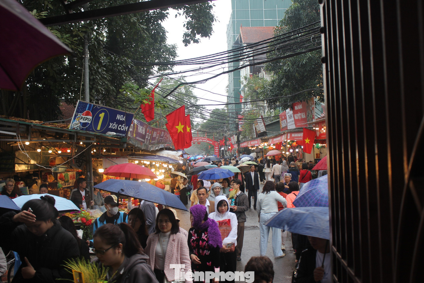 Dòng người xếp hàng, đội mưa du xuân Hà Nội mùng 6 Tết- Ảnh 3.