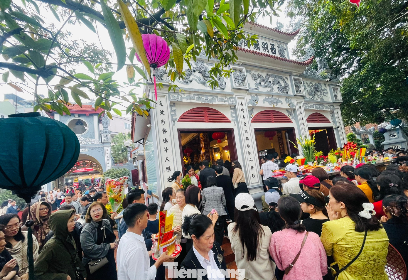 Dòng người xếp hàng, đội mưa du xuân Hà Nội mùng 6 Tết- Ảnh 4.