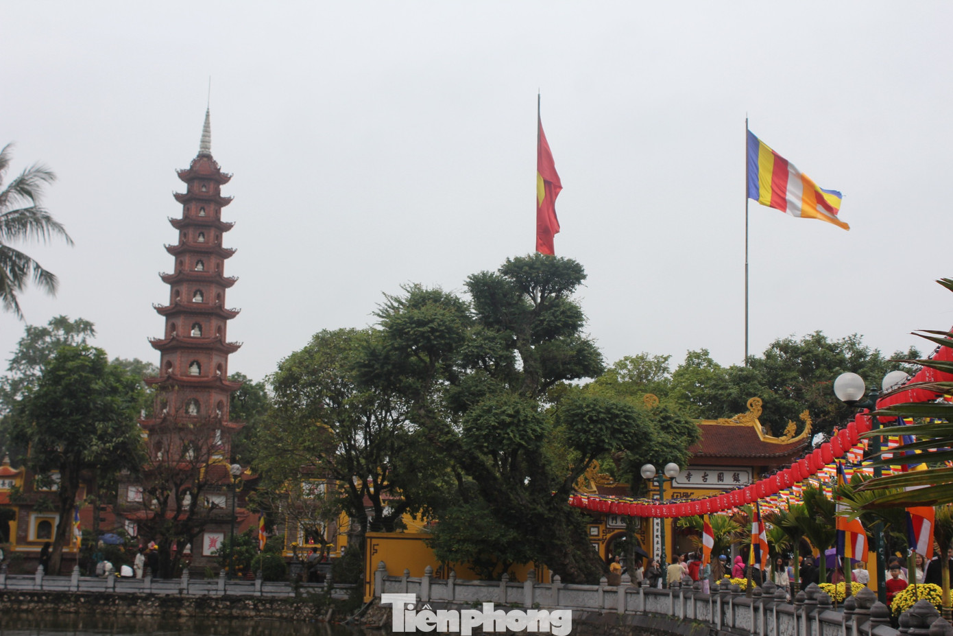 Dòng người xếp hàng, đội mưa du xuân Hà Nội mùng 6 Tết- Ảnh 5.