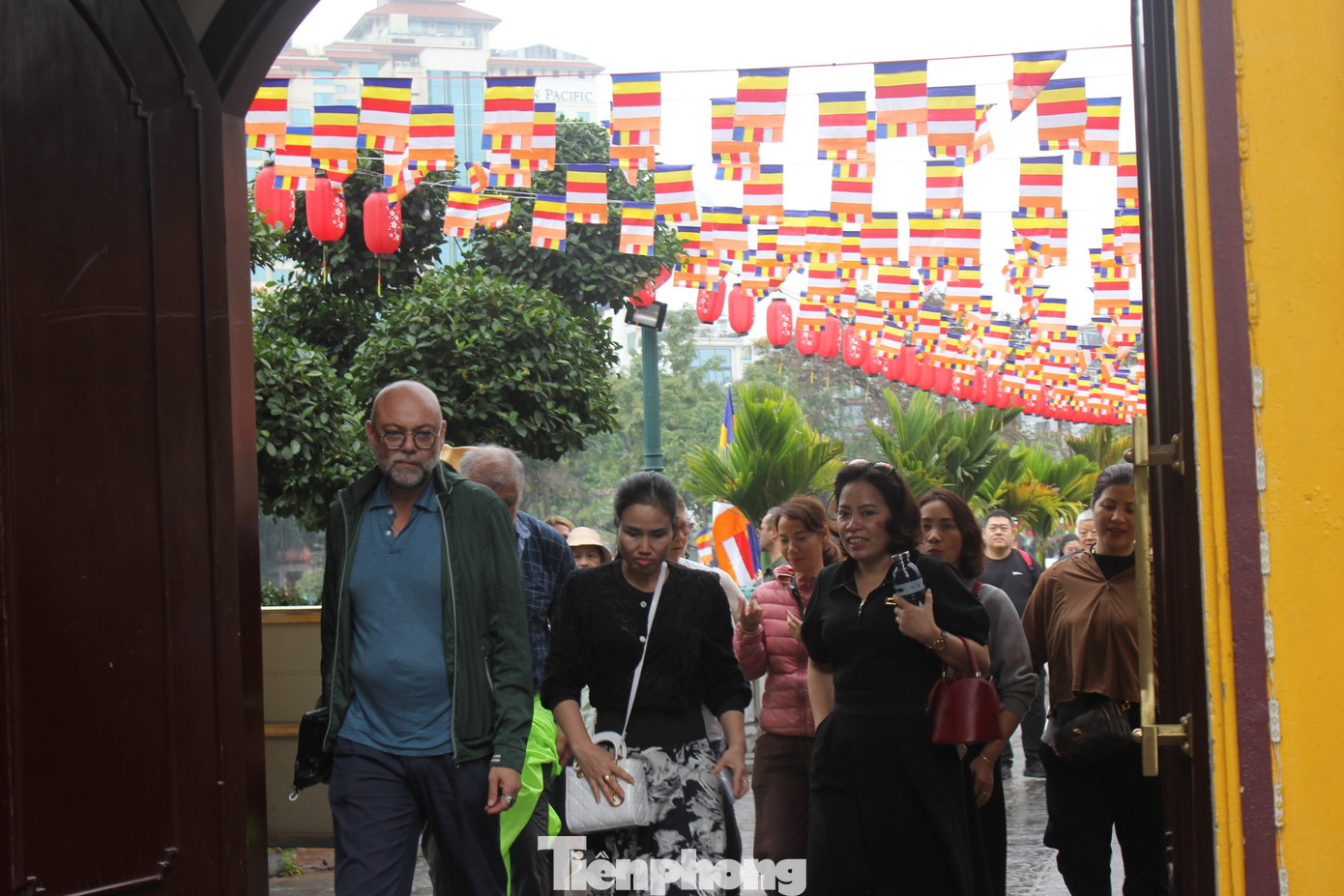 Dòng người xếp hàng, đội mưa du xuân Hà Nội mùng 6 Tết- Ảnh 6.